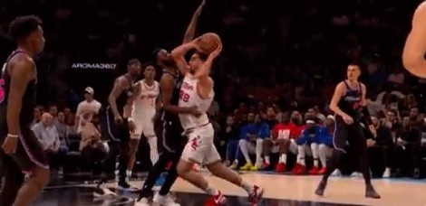 亚博体育-看着都疼！申京肘击维金斯把后者打回更衣室 自己也4犯了